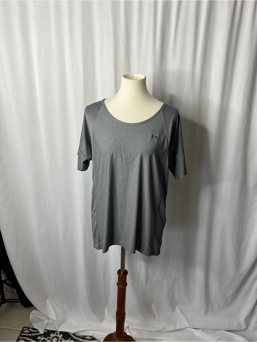 Under Armour HeatGear Gray Loose Fit Workout Tee | Short Sleeve | Size Large